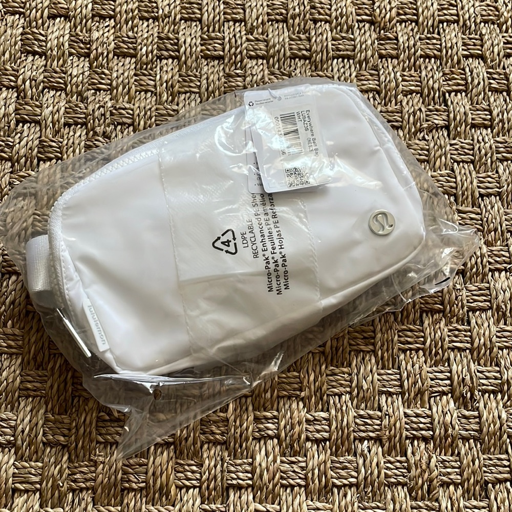 NWT Lululemon Everywhere Belt Bag in White